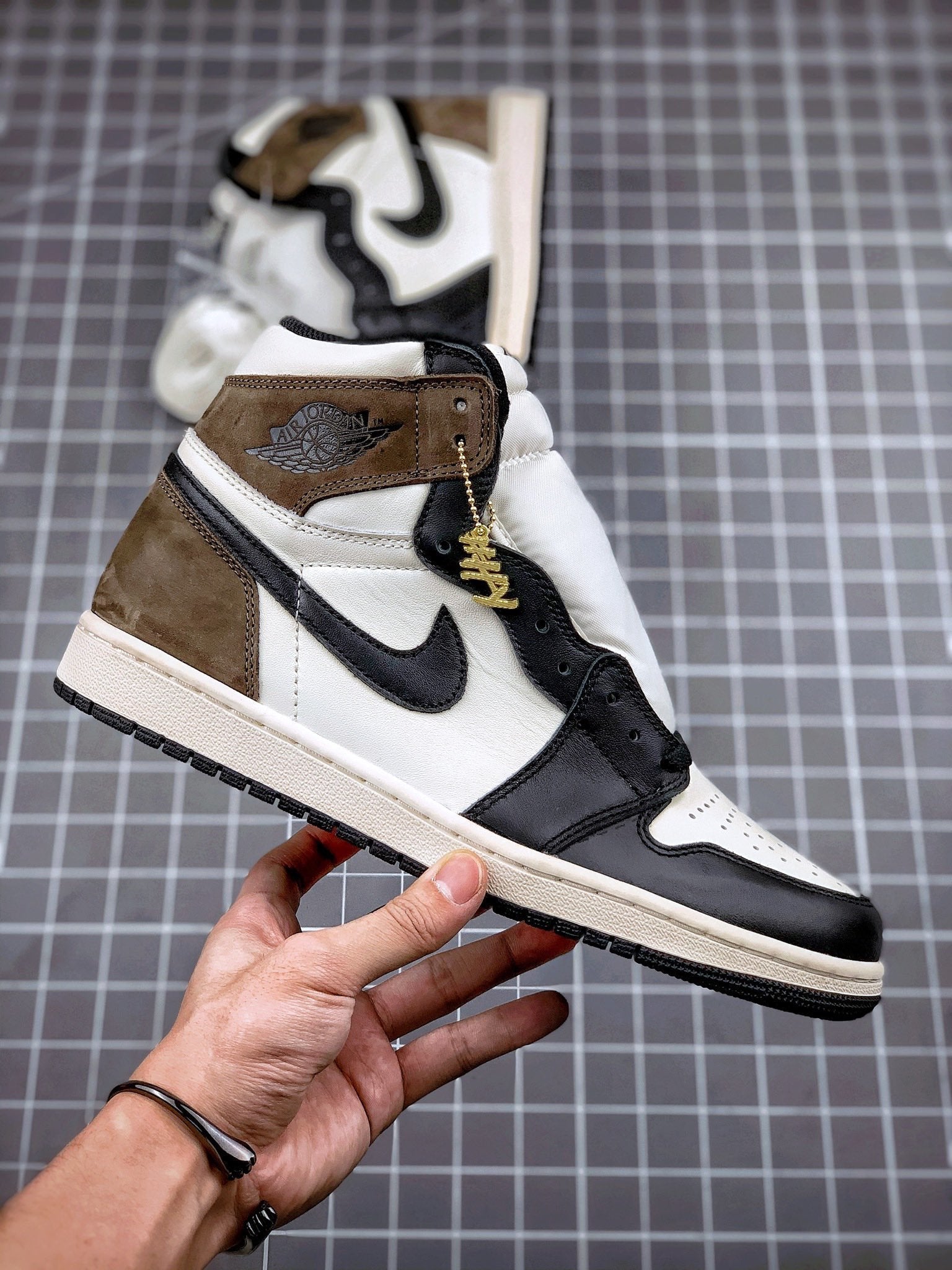 Jordan 1 Retro High Dark Mocha - Image 4