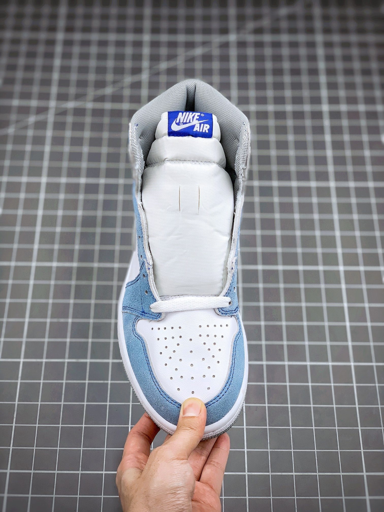 Jordan 1 Retro High OG Hyper Royal - Image 5