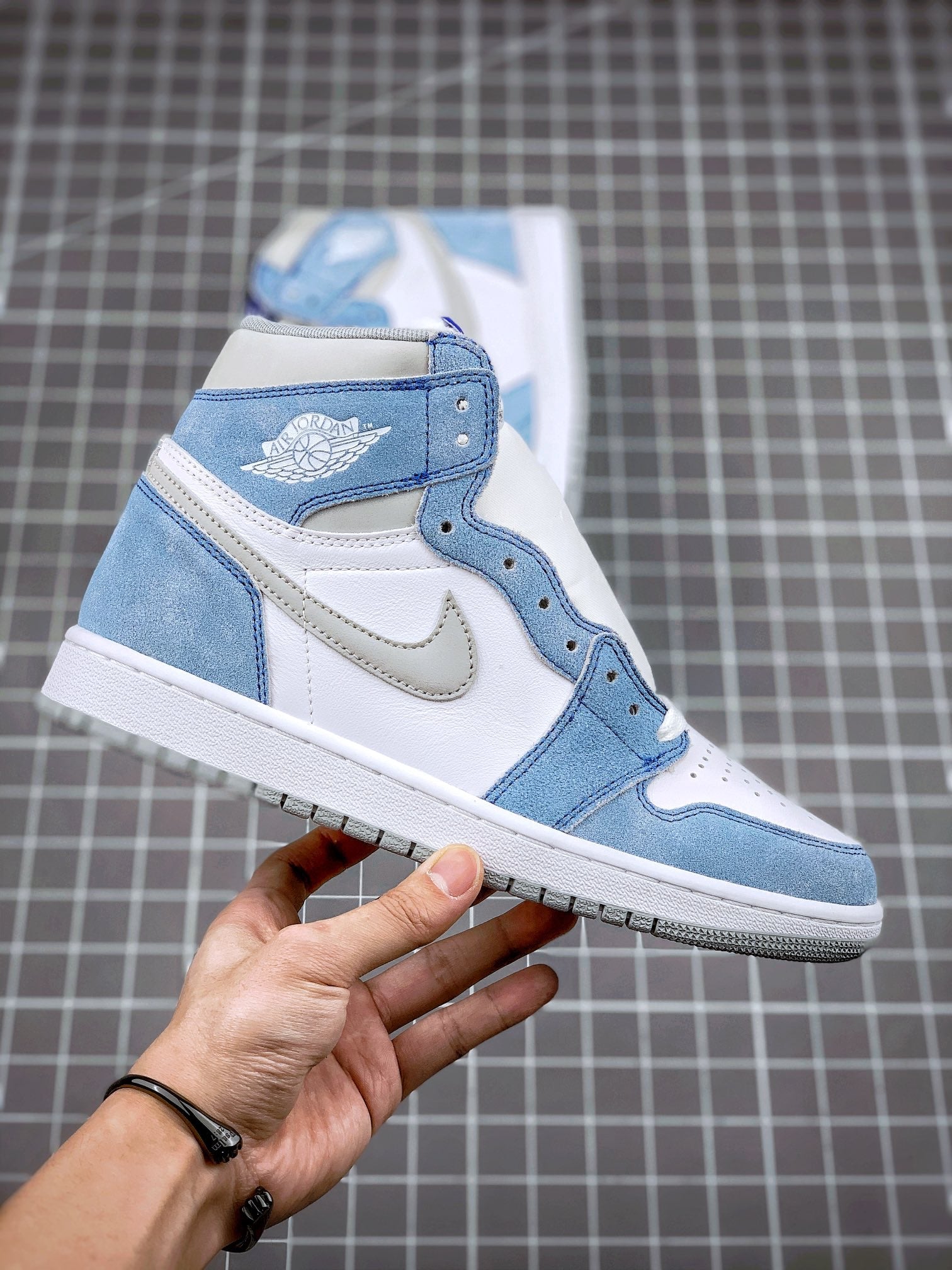 Jordan 1 Retro High OG Hyper Royal - Image 6