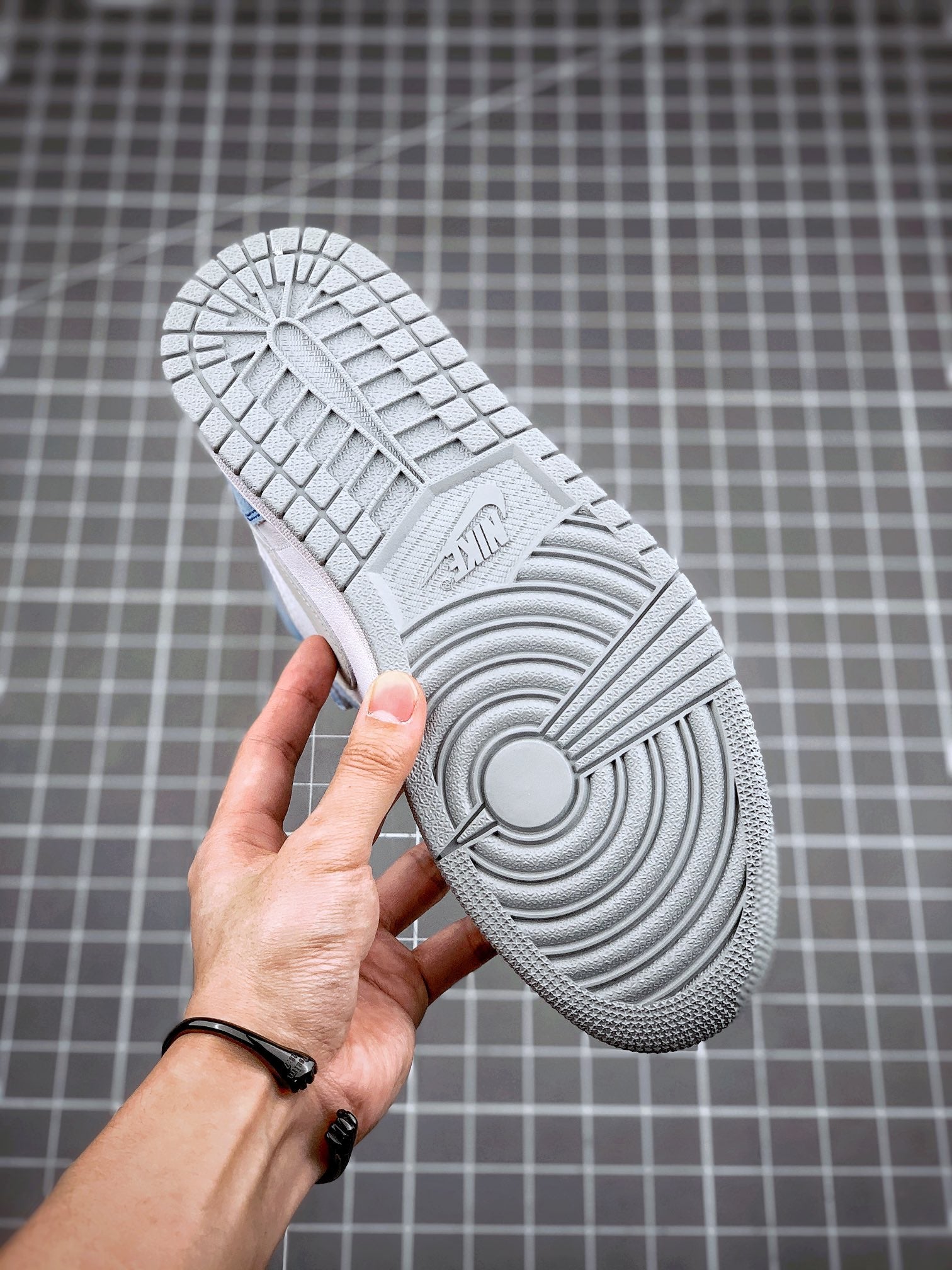 Jordan 1 Retro High OG Hyper Royal - Image 8