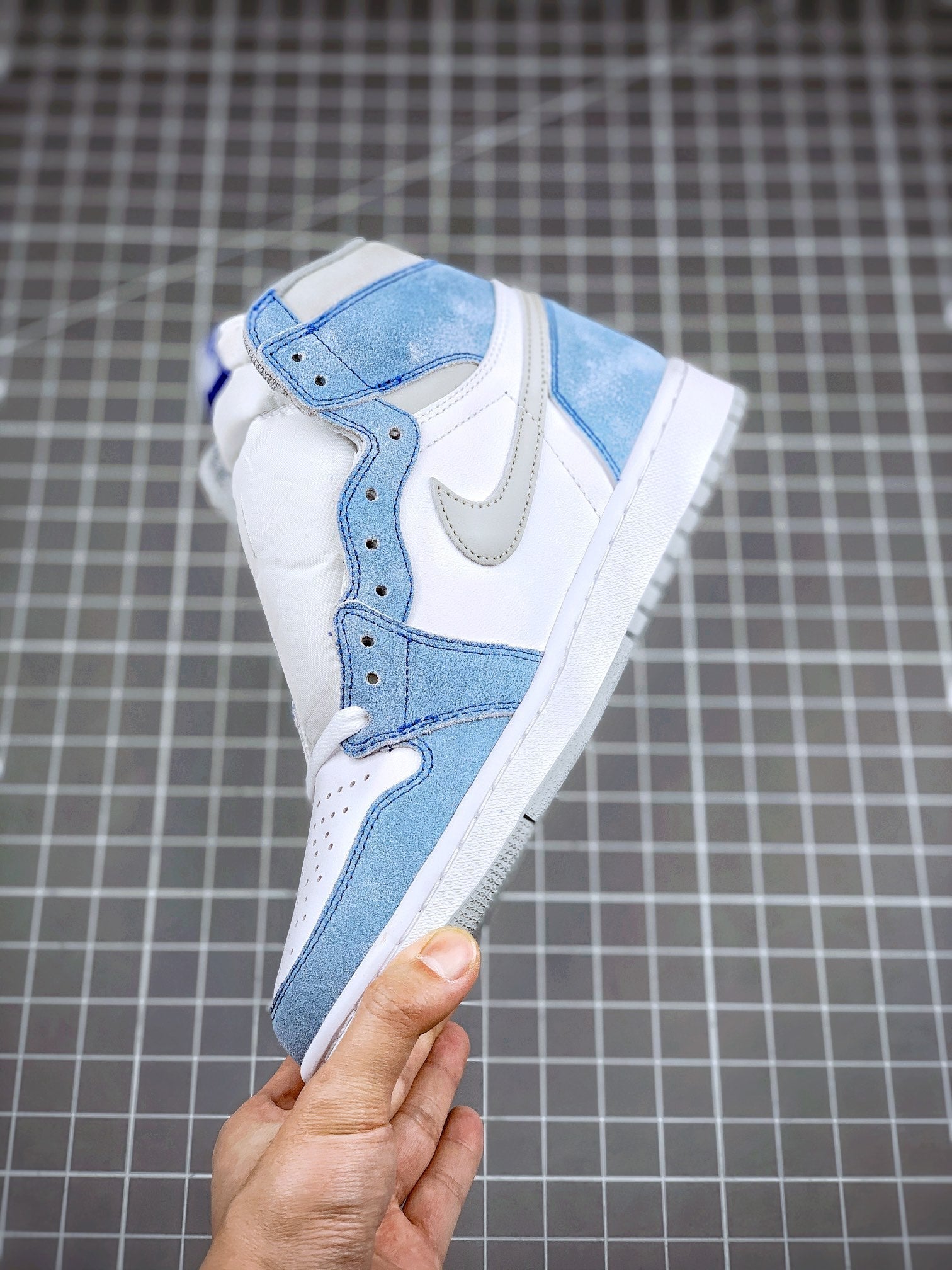 Jordan 1 Retro High OG Hyper Royal - Image 4