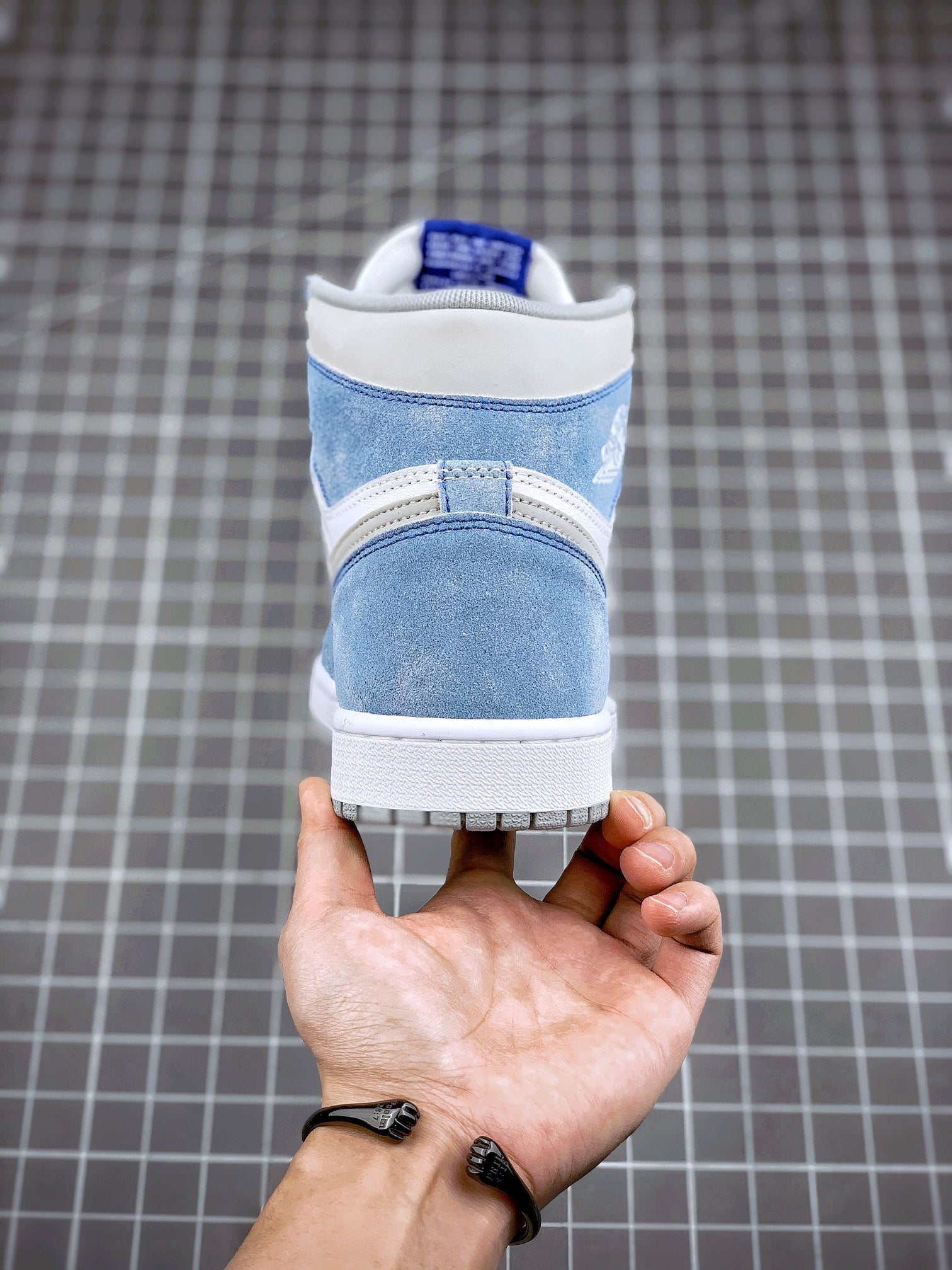 Jordan 1 Retro High OG Hyper Royal - Image 3