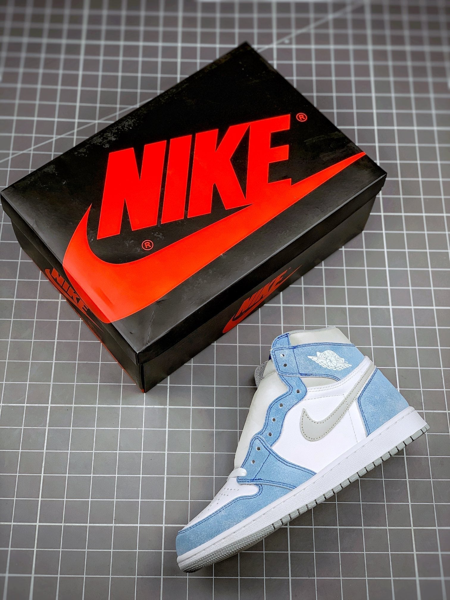 Jordan 1 Retro High OG Hyper Royal - Image 9