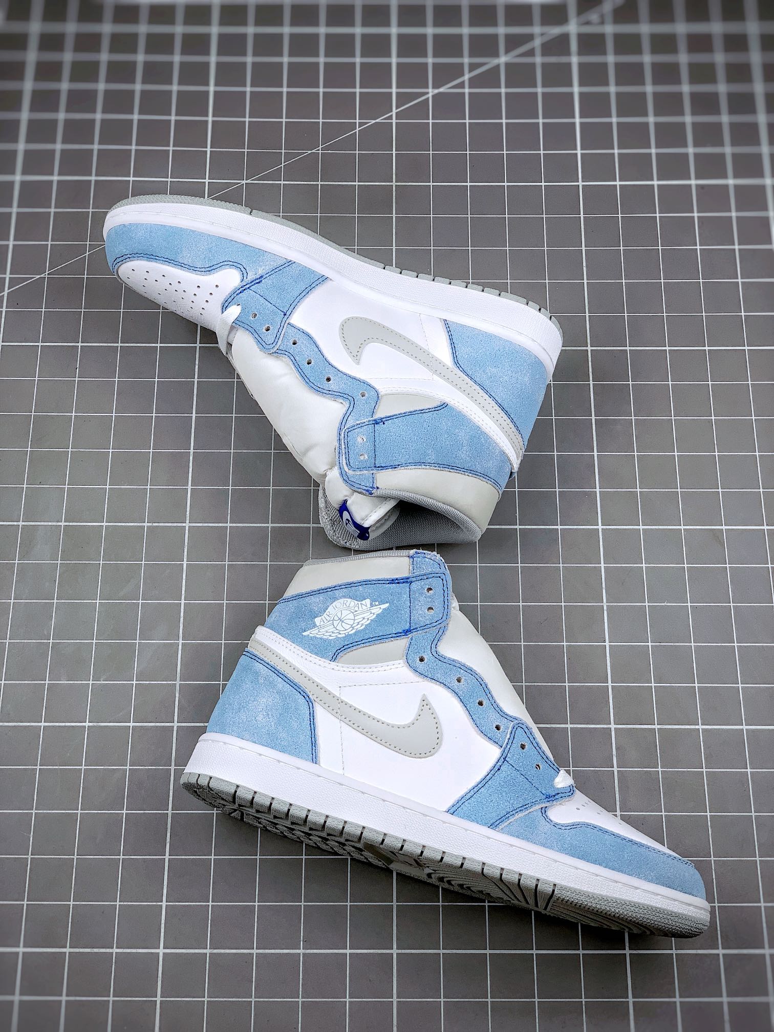 Jordan 1 Retro High OG Hyper Royal - Image 2