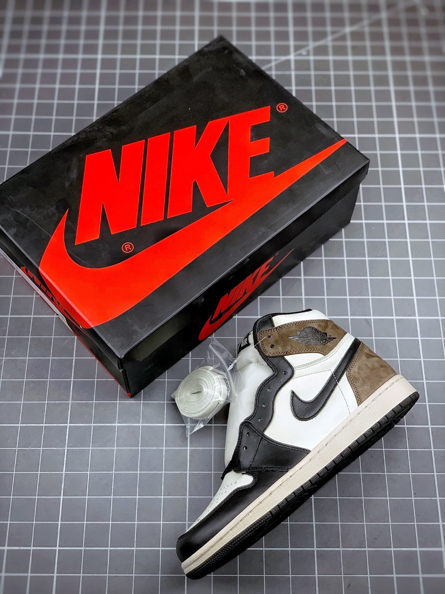 Jordan 1 Retro High Dark Mocha - Image 3