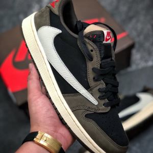 Jordan 1 Retro Low Travis Scott
